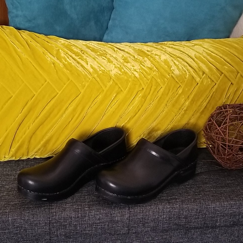 Dansko clogs, black leather sz 39